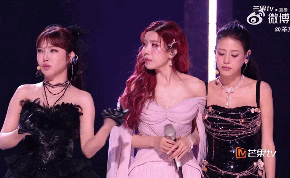 Trên sân khấu, MC Vivi Na cho biết Trang Pháp bị stress nặng, thậm chí phải đi bệnh viện vì đột nhiên bị rối loạn nhịp tim trước ngày thi đấu chính thức. Ảnh: Weibo.