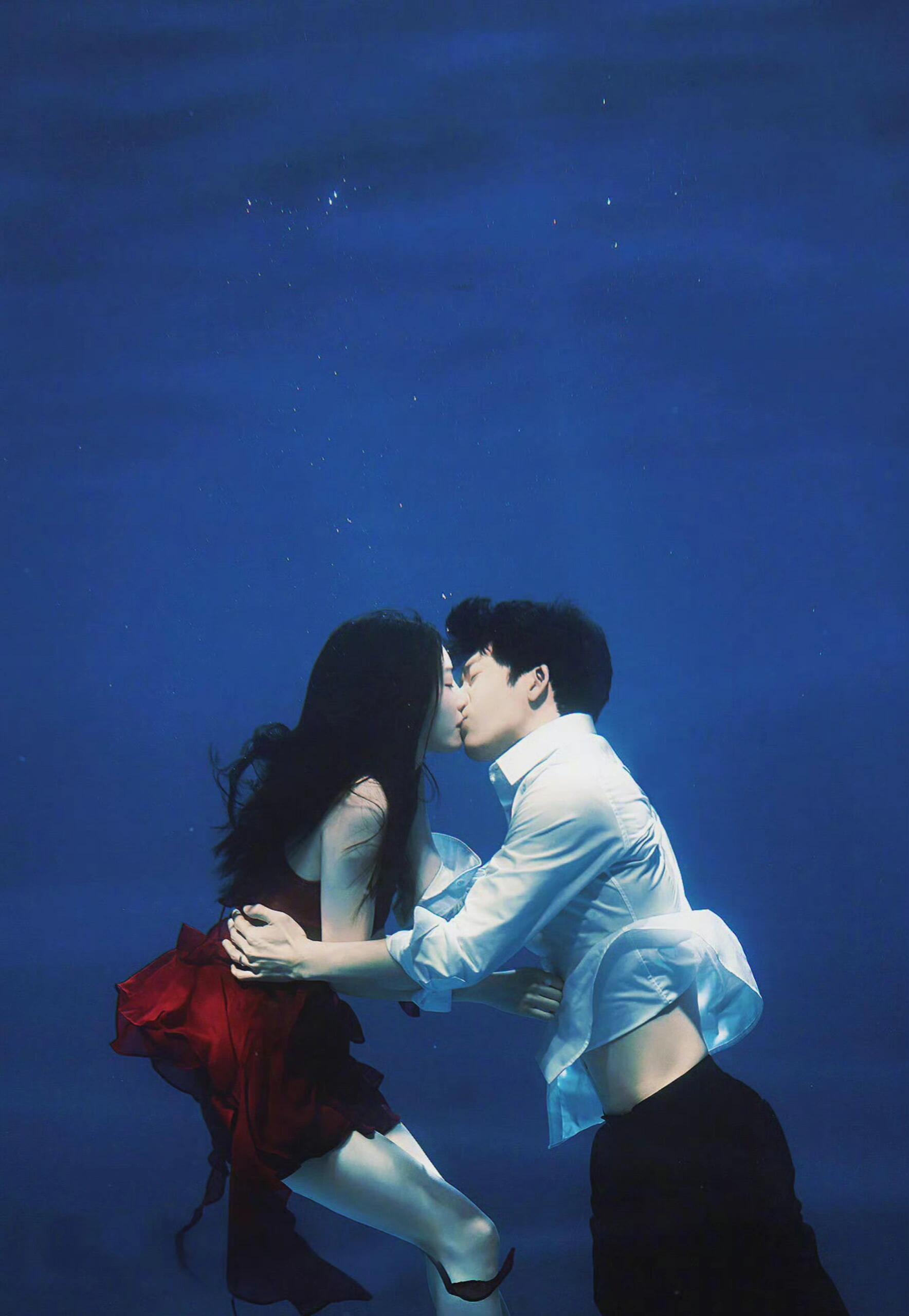 Nụ hôn dưới nước tuyệt đẹp bị cắt bỏ khiến nhiều người tiếc nuối