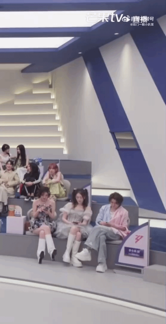 Lý Tiểu Nhiễm và Đường Nghệ Hân lại ngồi vắt chéo chân và bấm điện thoại khi đến vòng loại của team Trang Pháp