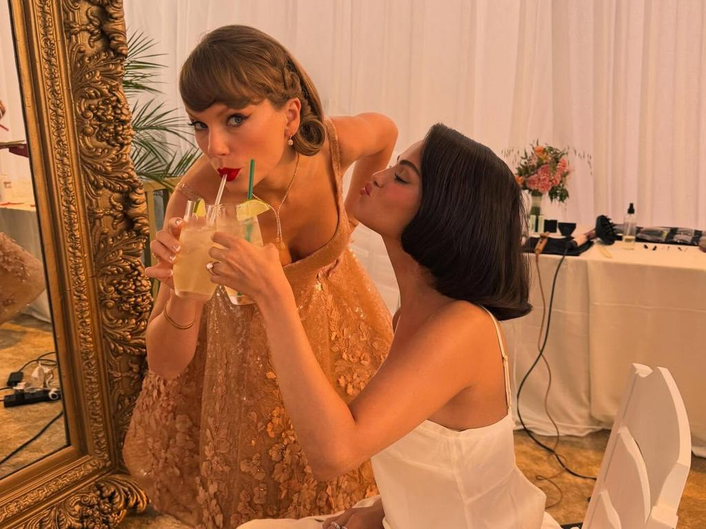 Selena Gomez còn đang lên kế hoạch tổ chức một buổi karaoke dành cho dàn khách mời toàn ngôi sao hạng A để tôn vinh vị thế siêu sao của cô bạn thân. Ảnh: Instagram.