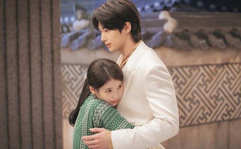 IU - Byeon Woo Seok bị chê không hợp đôi