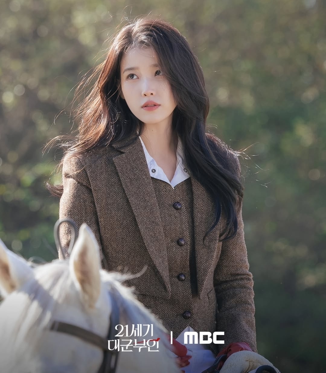 IU trẻ trung dù đã qua tuổi 30