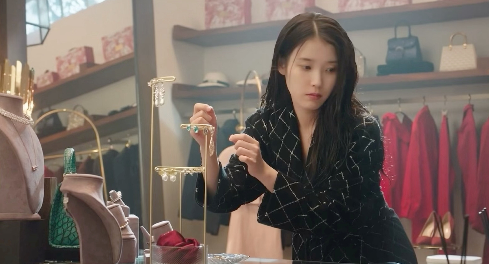 Tiểu thư tài phiệt đẹp nhất Hàn Quốc hiện tại: Người đẹp mặc gì cũng sang, 18 năm trẻ mãi không già