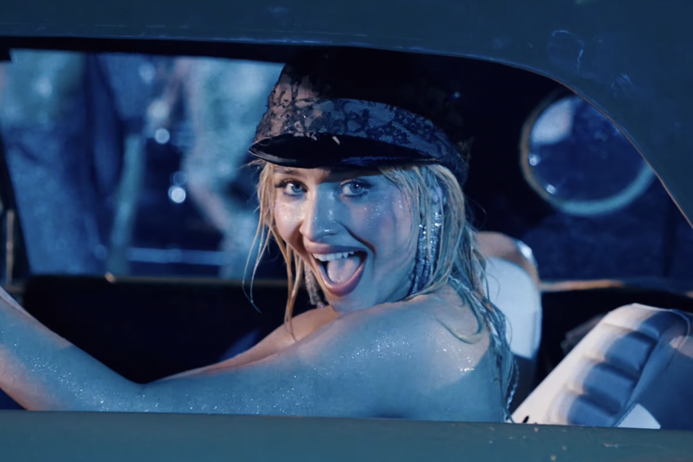 Mỹ nhân có sân khấu đỉnh nhất Coachella 2026 xin lỗi nhưng vẫn bị cả MXH “bàn tán” đến cùng