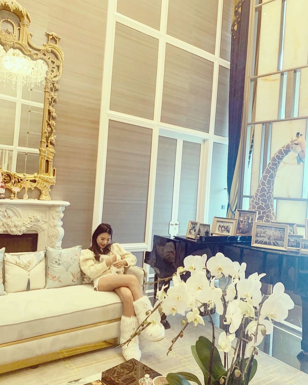 Phòng khách siêu rộng với trần cao từng được vị tiểu thư này nhiều lần chia sẻ lên mxh. 