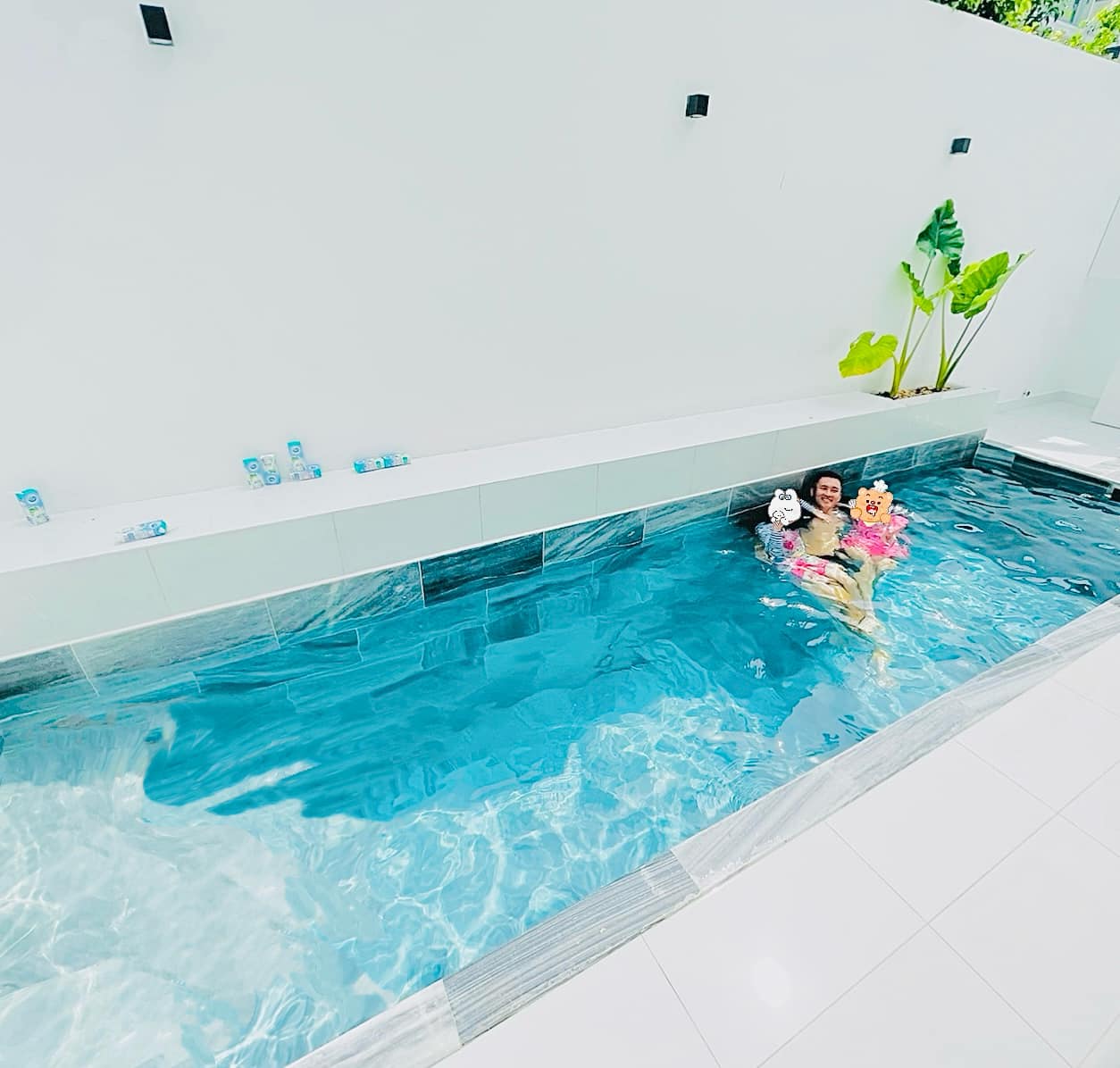 Bên trong còn có hồ bơi riêng cho gia đình thư giãn