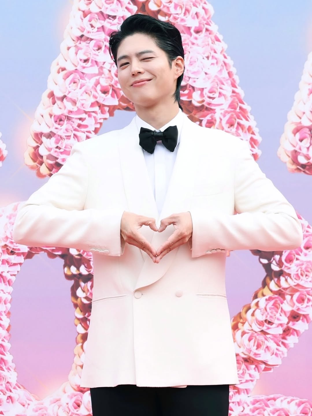 Đạo diễn Son Soo Jung cho biết Park Bo Gum tử tế, chân thành và tốt tính không hề diễn. Anh từng đi bộ hàng giờ đồng hồ đến từng nhà trong 1 ngôi làng để cảm ơn người dân ở đây đã hỗ trợ đoàn phim trong suốt quá trình quay. Ảnh: Instagram.