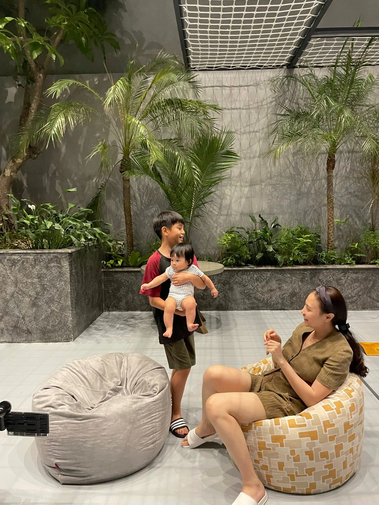 Từ khi còn nhỏ xíu, Subeo đã rất hay phụ bế các em