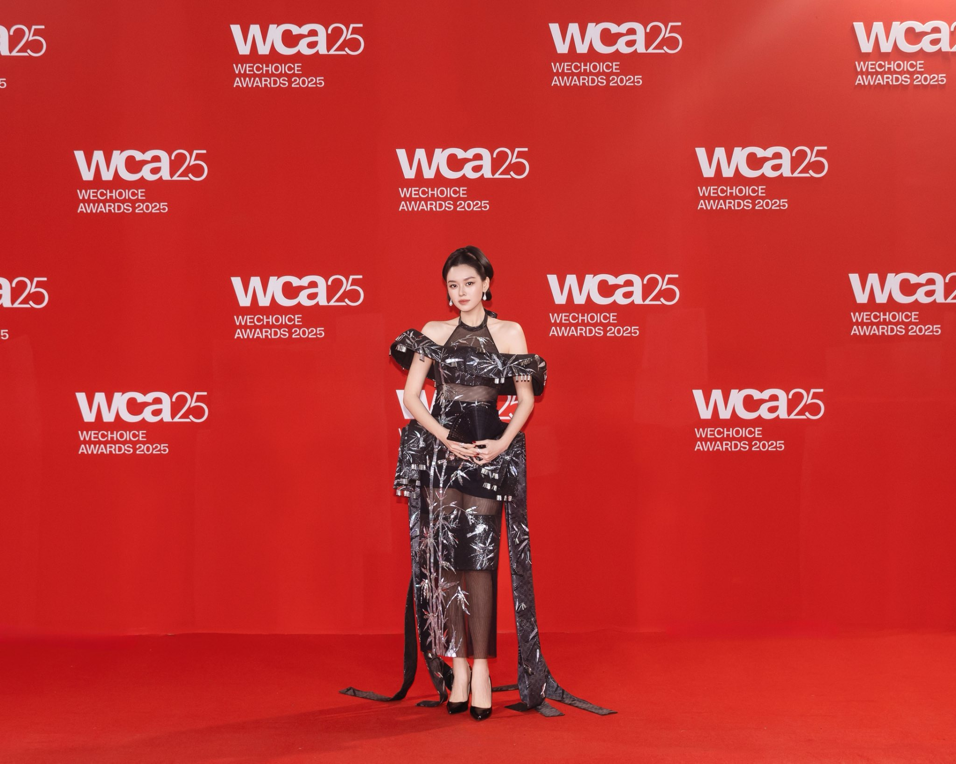 Cô cũng thường xuyên biến đổi mình ở nhiều phong cách khác nhau.