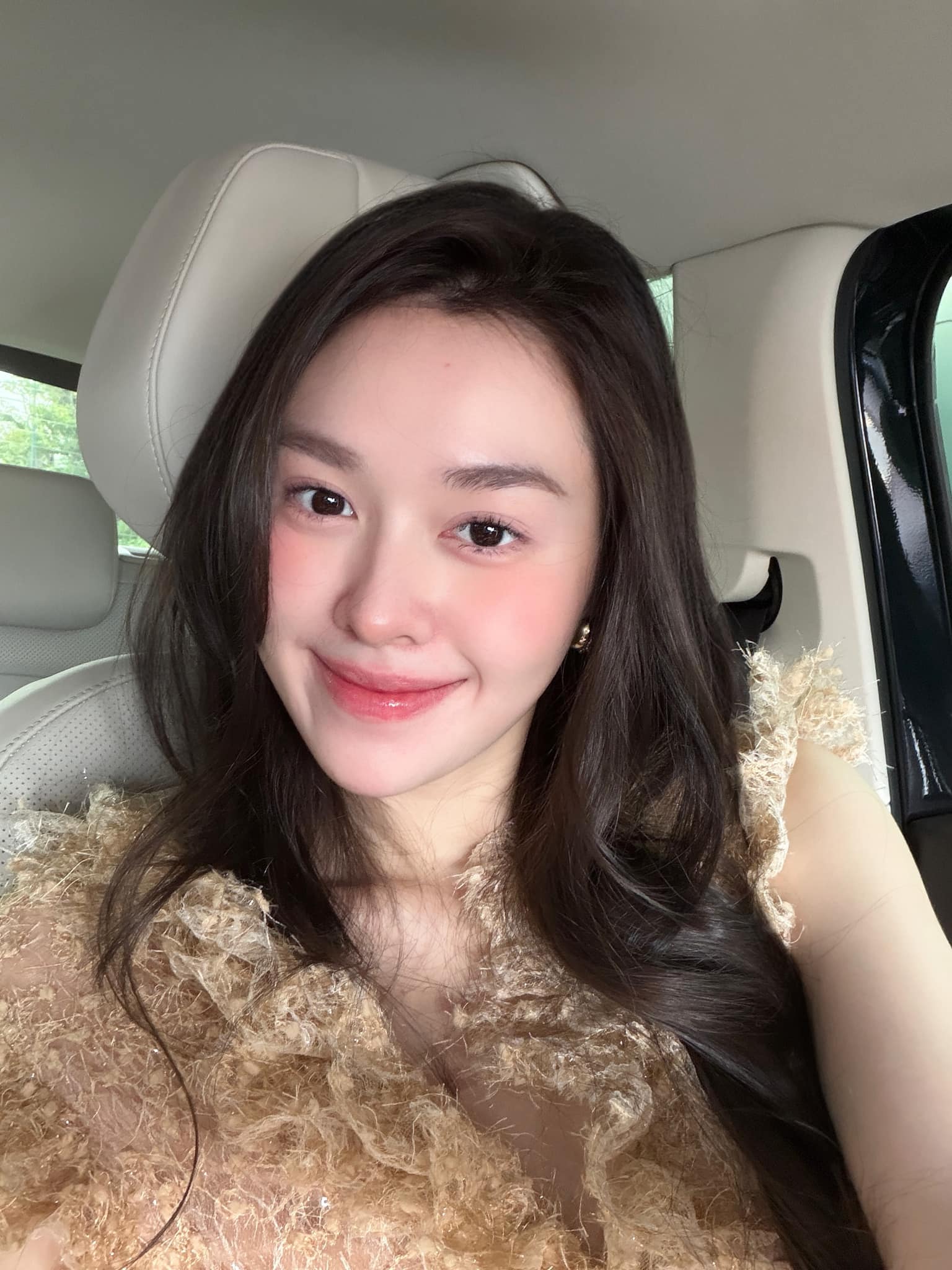 Đã đăng quang được 5 năm nhưng nhan sắc của Tường San được đánh giá là ngày càng thăng hạng.