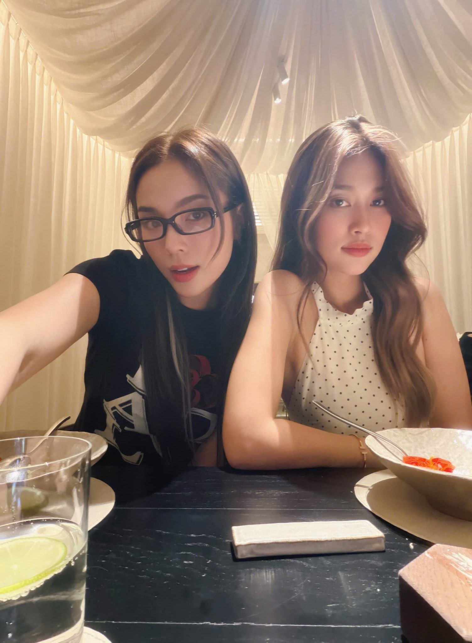 Không chỉ đồng hành trong các sự kiện lớn nhỏ, cả hai còn dính như sam ở cuộc sống thường ngày, lần tụ tập bên bạn bè thân thiết. Ảnh: FBNV