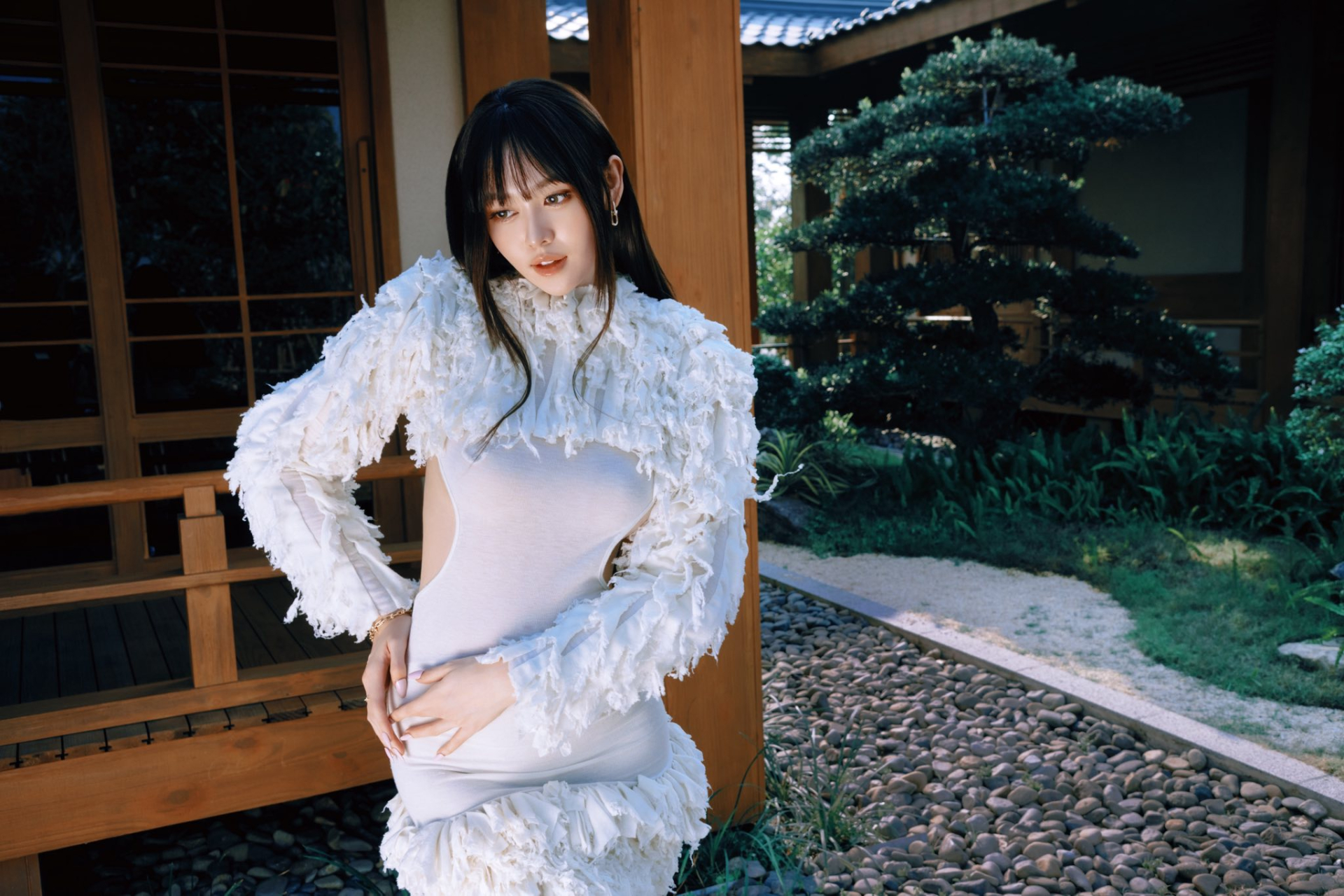 Tường San sớm kết hôn, cô vẫn thường xuyên xuất hiện ở các sự kiện giải trí sau khi làm mẹ.