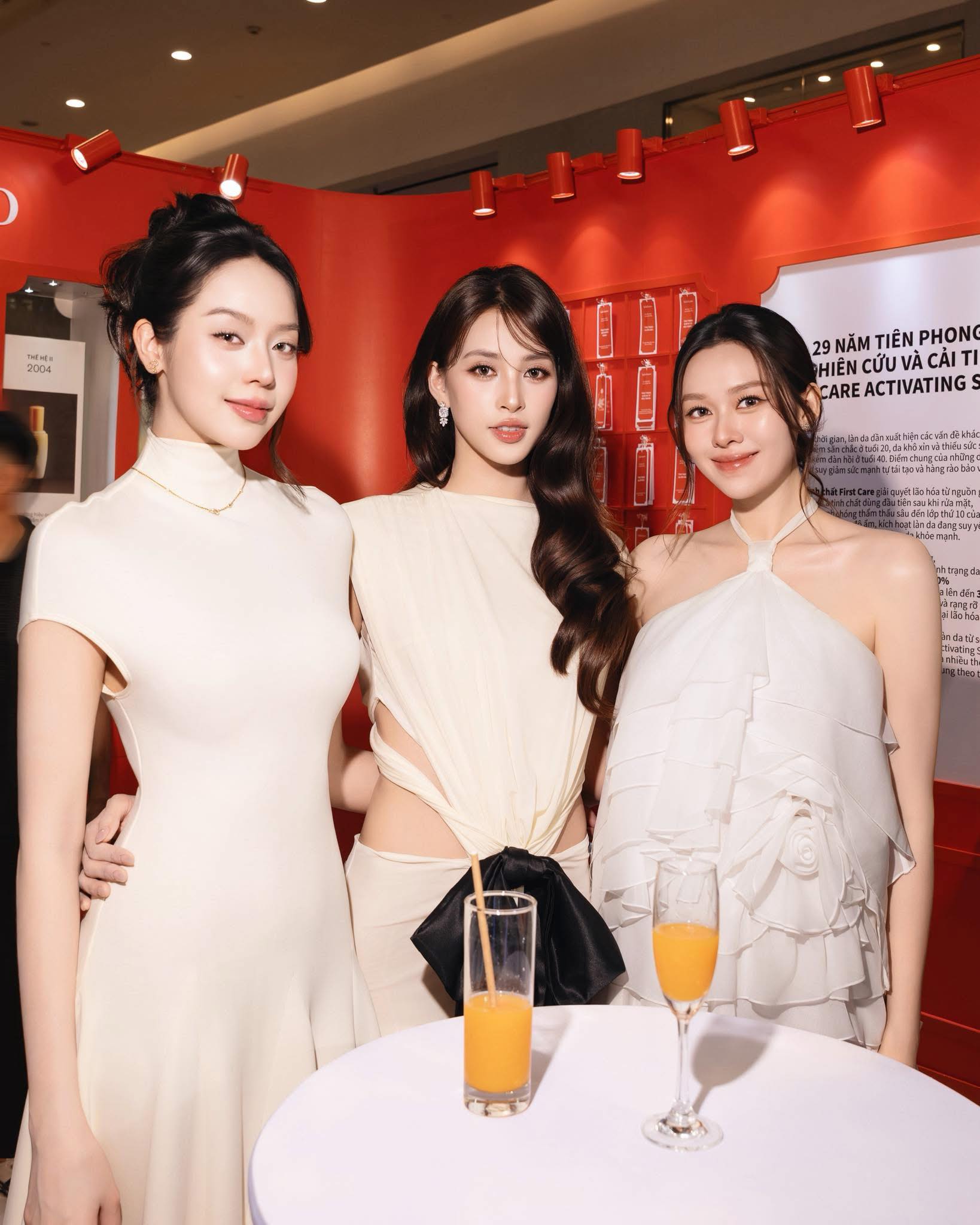 Đứng chung khung hình, Tường San có lép vế về chiều cao nhưng về nhan sắc thì một chín một mười với Tiểu Vy - Thanh Thủy.