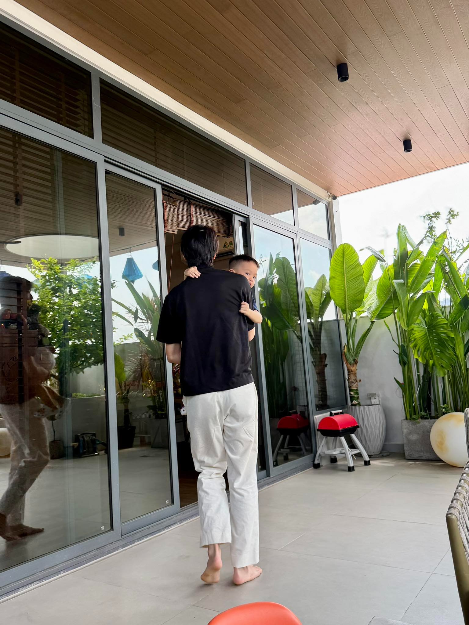 Subeo ra dáng anh cả, chăm sóc các em cực