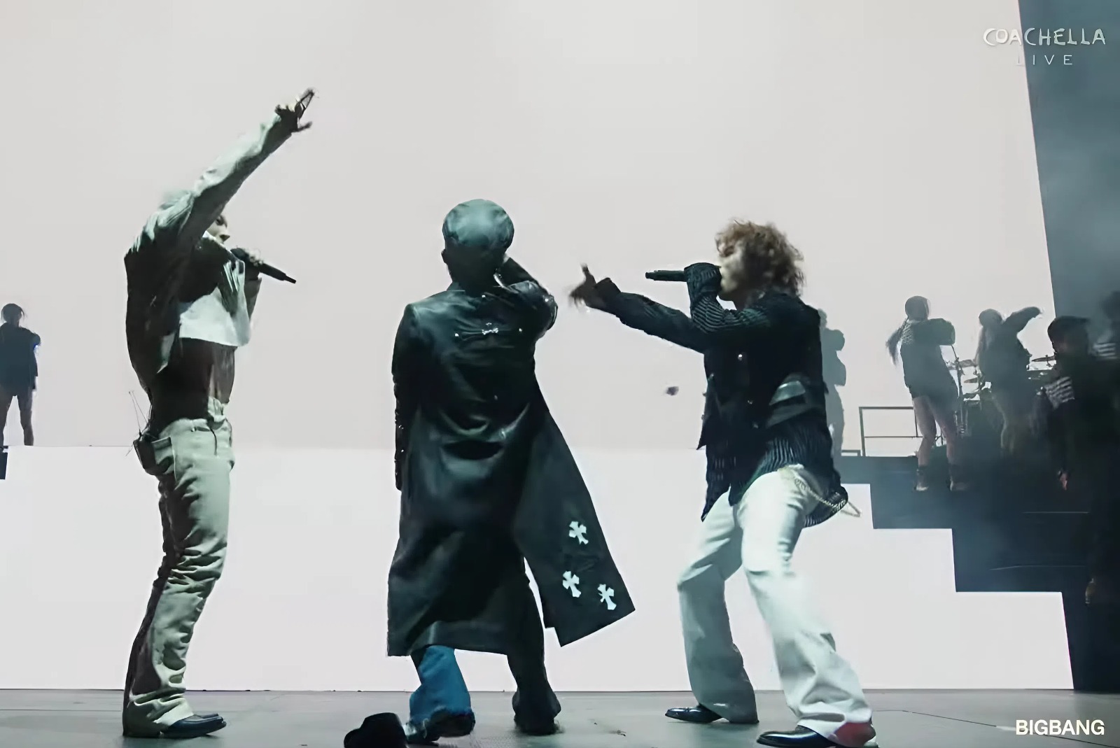 G-Dragon đem 3000 viên kim cương lên sân khấu Coachella nhưng không sáng bằng khoảnh khắc cùng Taeyang làm 1 chuyện