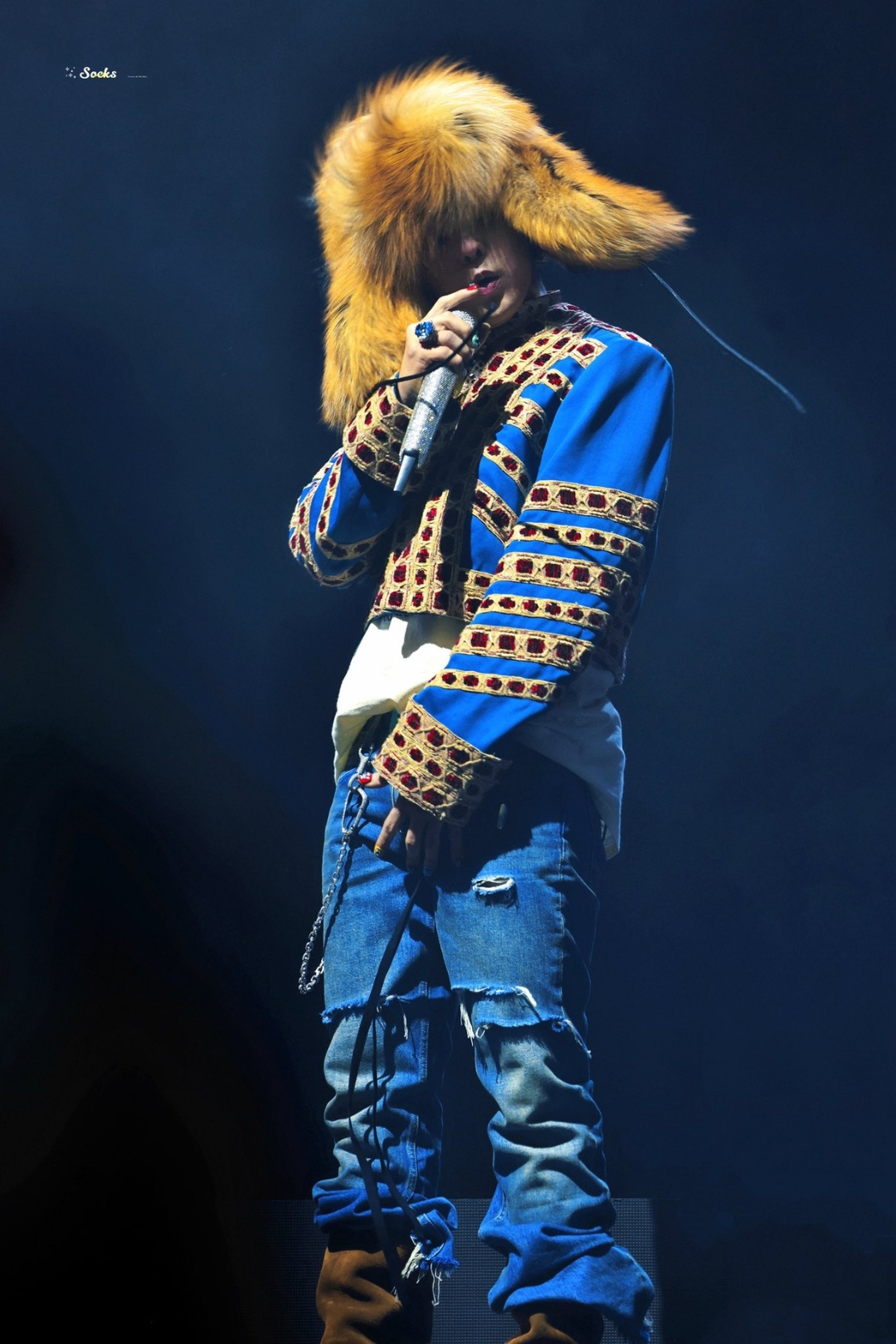 ... và biểu tượng thời trang toàn cầu. Ảnh: X