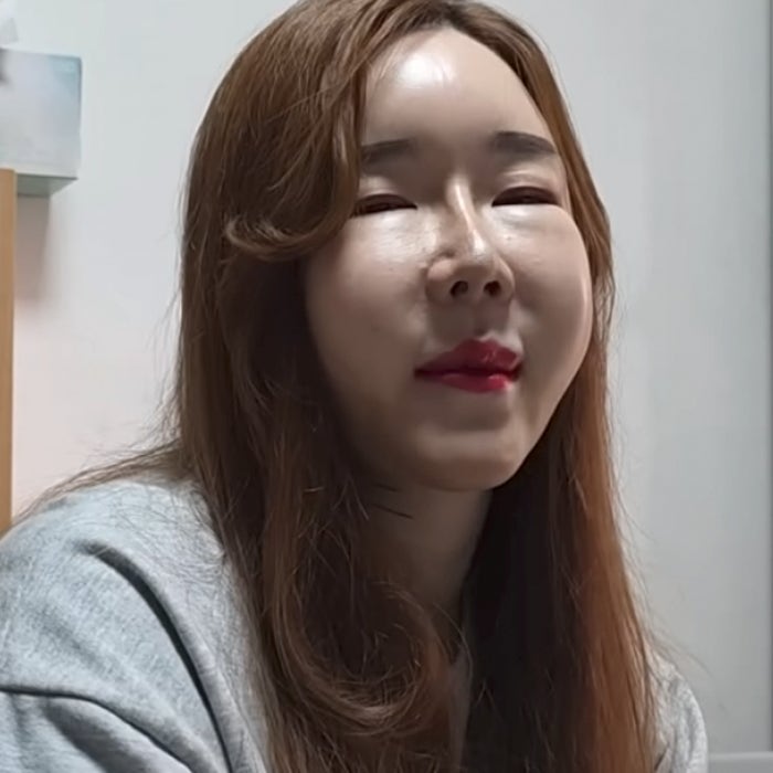 Người mẫu chuyển giới 2 lần chia tay bạn trai vì không thể sinh con. Ảnh: Naver