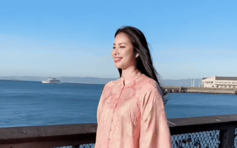 Phạm Hương được nhận xét trông đầm thắm hơn, rời xa showbiz nhưng vẫn có hào quang Hoa hậu