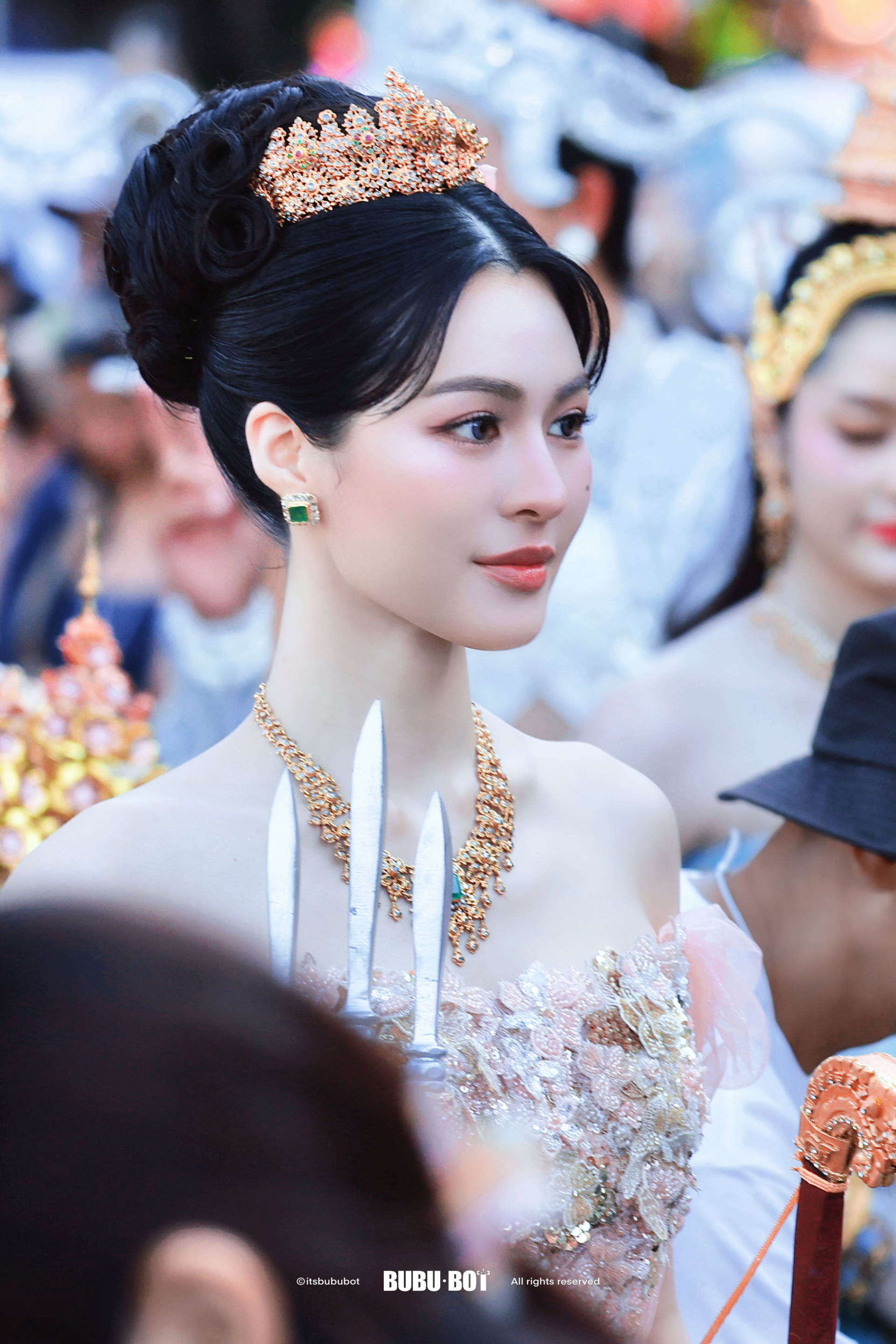 Nữ thần Songkran gây sốt xứ Chùa Vàng: Mặt xinh dáng xịn ăn mặc đẹp đỉnh, không tin cô ấy ở ngưỡng U35