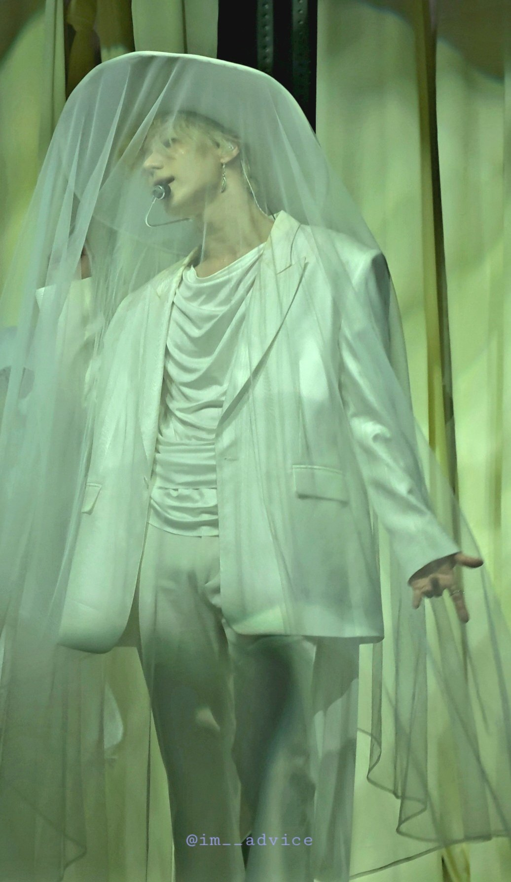 Cận cảnh thần thái ma mị, cuốn hút của em út SHINee. Ảnh: X