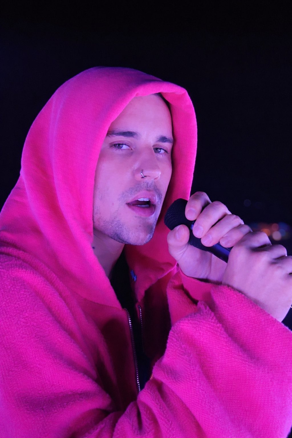 Justin Bieber vừa hát xong...