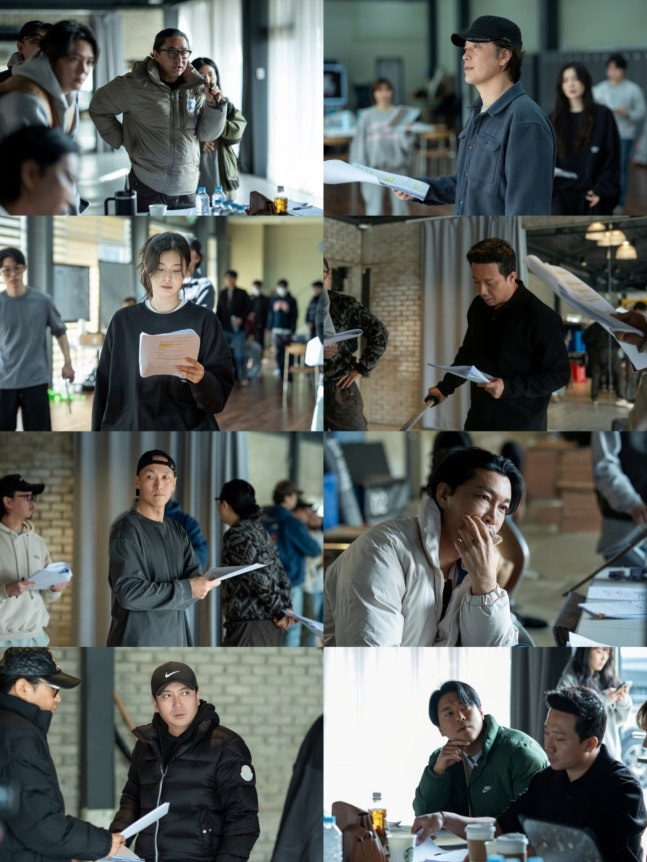 Hình ảnh của các nghệ sĩ trong buổi đọc kịch bản kết hợp diễn tập hành động để làm quen với nhân vật vào đầu tháng 3. Ảnh: X.