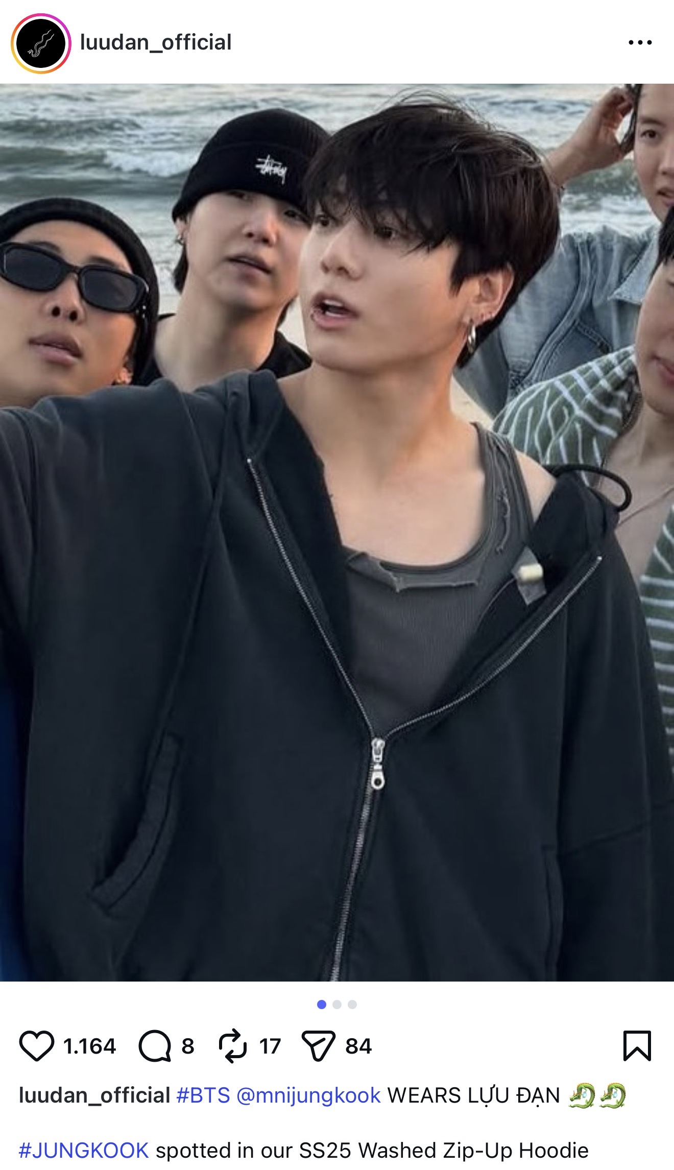 Jung Kook và chiếc hoodie zip của LỰU ĐẠN sold out lập tức sau 1 livestream.