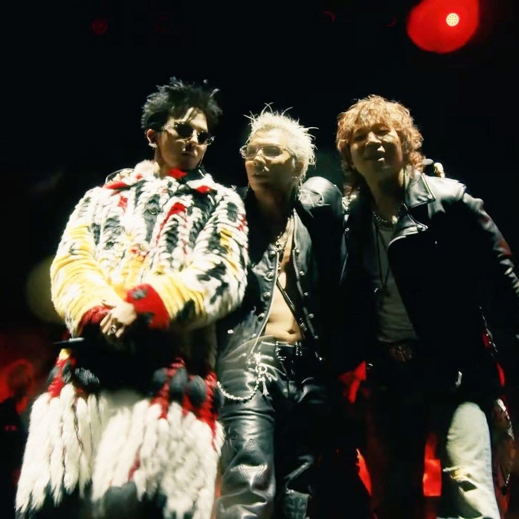 Mở màn, Daesung và Teayang đã nhường spotlight lại cho thủ lĩnh GD thông qua bộ cánh mà anh diện.