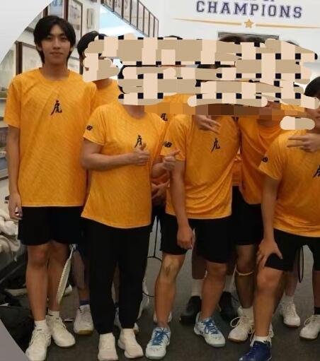 Kimi gây xôn xao với chiều cao gần 1m85, trông nổi bần bật trong khung hình chung với bạn bè đồng trang lứa. Ảnh: 163