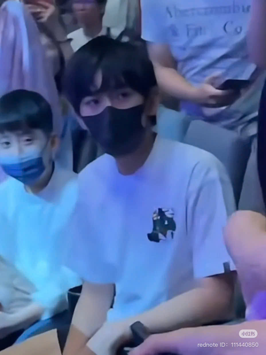 Kimi từng gây chú ý lớn với diện mạo khi đeo khẩu trang. Ảnh: 163