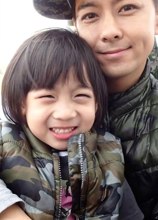 Việc con trai cả Lâm Chí Dĩnh không lộ mặt suốt hơn 10 năm từng trở thành chủ đề gây bàn tán khắp cõi mạng. Không ít người suy đoán Kimi lớn lên có ngoại hình kém sắc nên bị cha mẹ cấm xuất hiện. Ảnh: 163