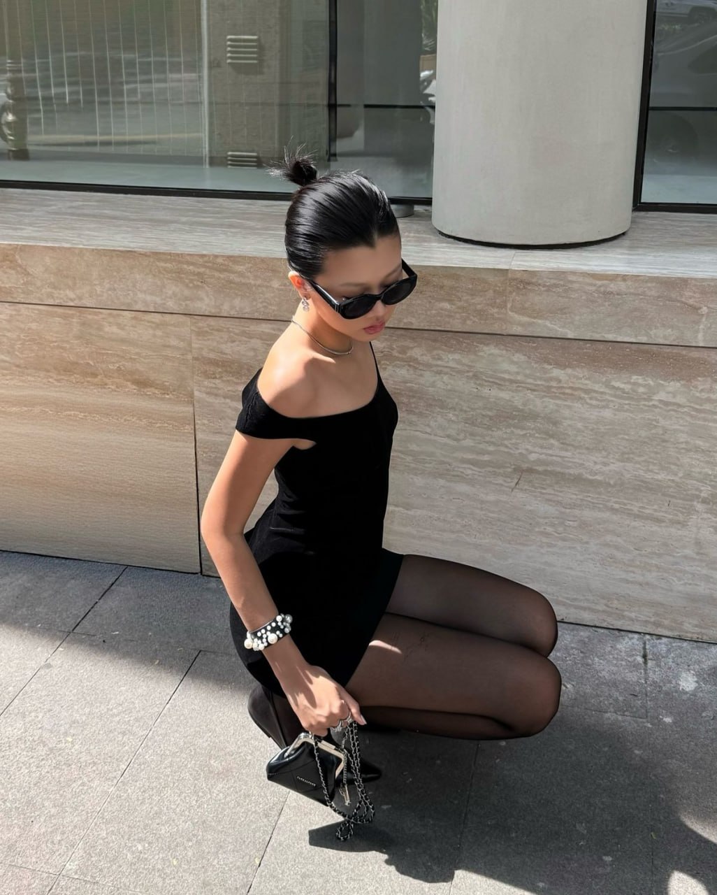 Rosé mặc váy siêu ngắn tại Coachella, để lộ món đồ giá rẻ giúp đôi chân nuột nà tức thì