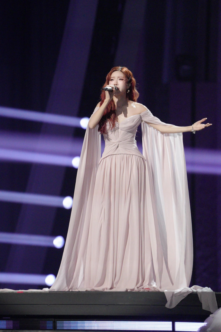 Gánh nặng tâm lý khiến cuộc chơi không còn đơn thuần là nơi để Trang Pháp tận hưởng sân khấu và thể hiện màu sắc nghệ thuật cá nhân (Ảnh:FBNV)