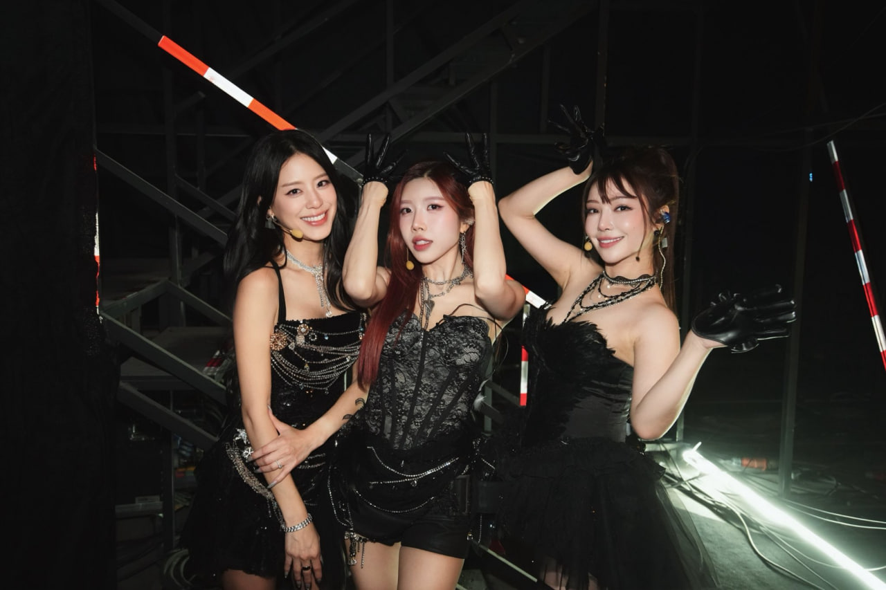 Trang Pháp làm đội trưởng tại công diễn đầu tiên (Ảnh:FBNV)