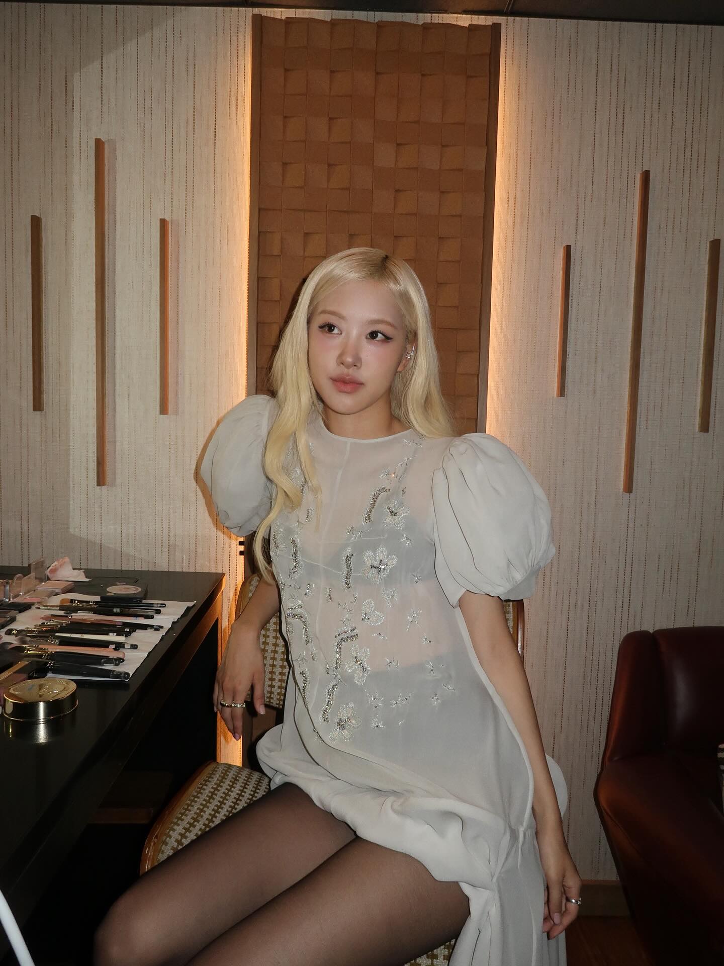 Rosé mặc váy siêu ngắn tại Coachella, để lộ món đồ giá rẻ giúp đôi chân nuột nà tức thì