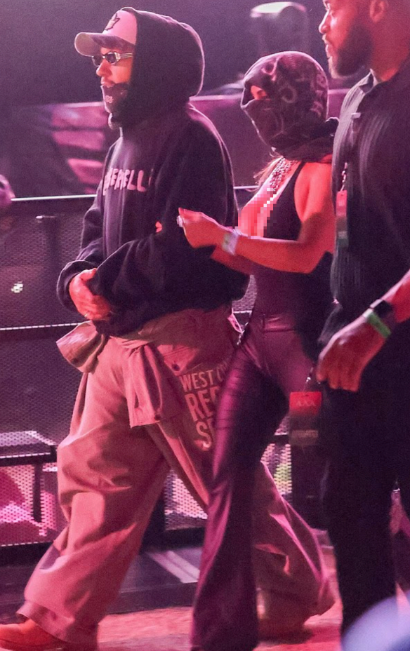 Nhưng riêng Kim Kardashian và Lewis Hamilton lại xuất hiện với lựa chọn outfit không giống ai. Ảnh: Instagram.