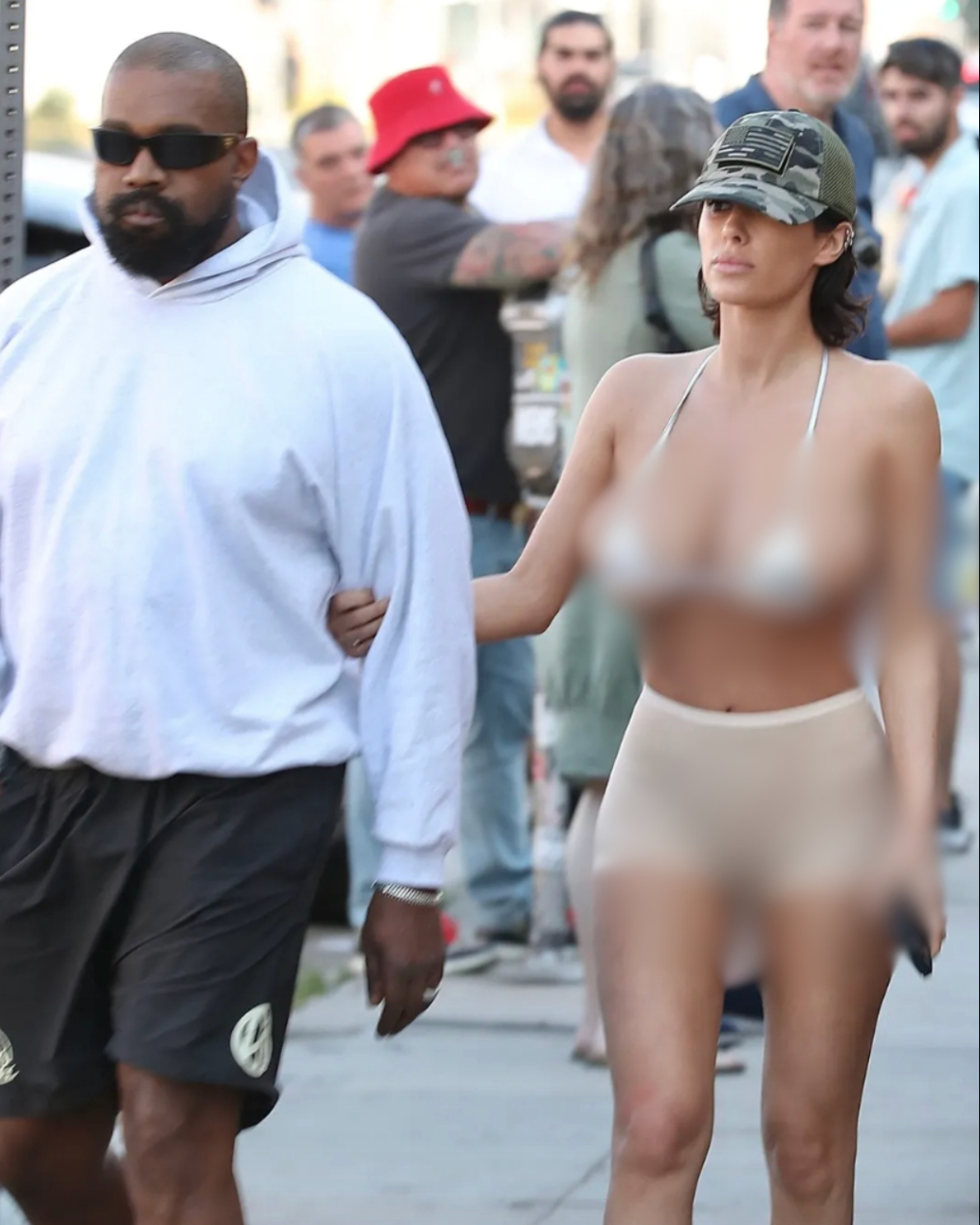 Bianca không ngại thì người ngại là người qua đường. Ảnh: Instagram.