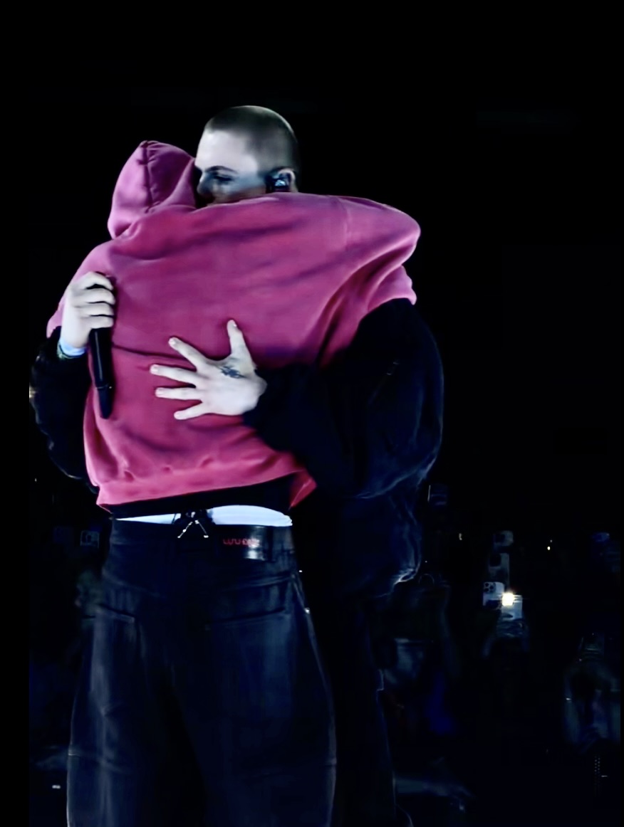 Khoảnh khắc đang được các fan chia sẻ rộng rãi.