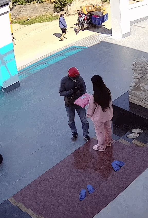 Cả shipper lẫn khách hàng đều không hiểu chuyện gì đã xảy ra