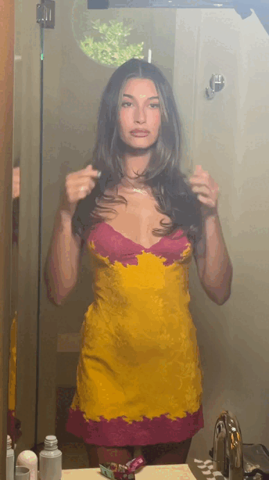 Hailey Bieber mặc chiếc váy hot nhất mùa hè 2026, chiếm hết spotlight ở Coachella