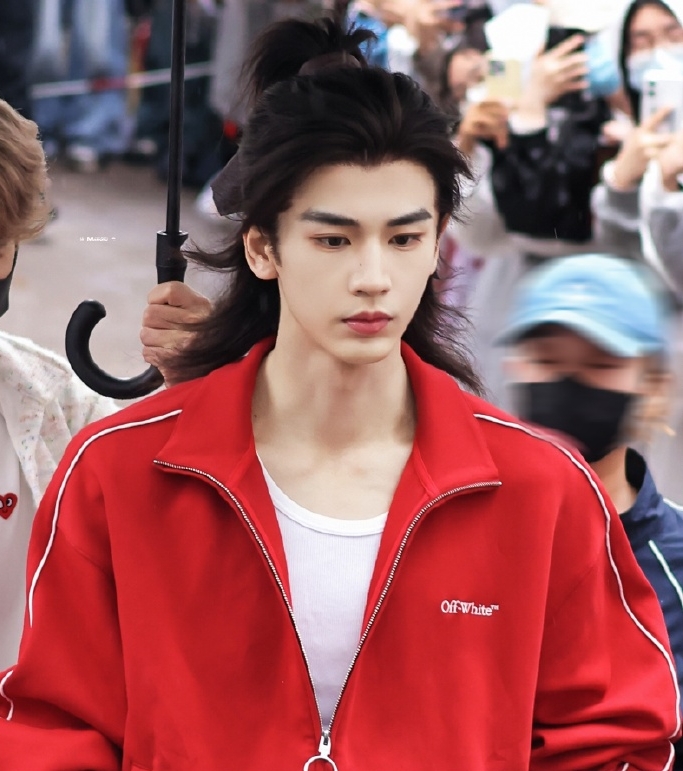 Thực tế, những bức hình này đều đã được người hâm mộ chỉnh sửa kỹ lưỡng