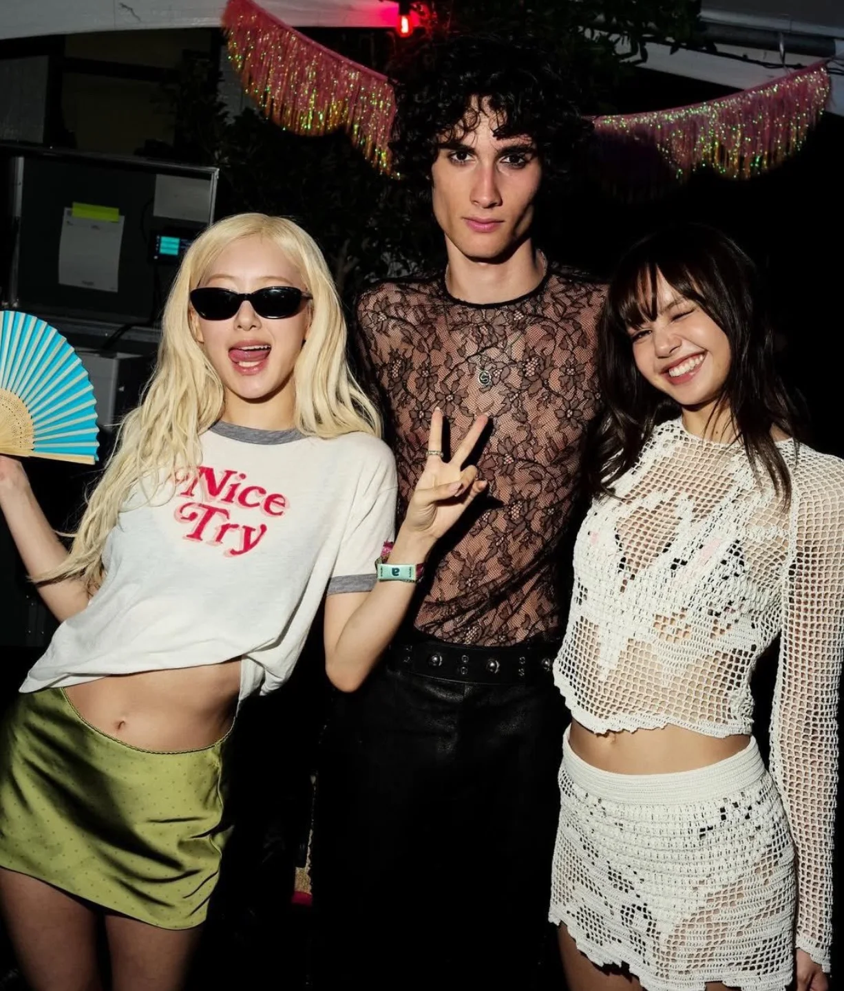 Rosé mặc váy siêu ngắn tại Coachella, để lộ món đồ giá rẻ giúp đôi chân nuột nà tức thì