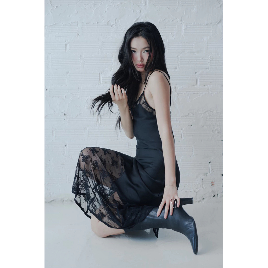 Hailey Bieber mặc chiếc váy hot nhất mùa hè 2026, chiếm hết spotlight ở Coachella