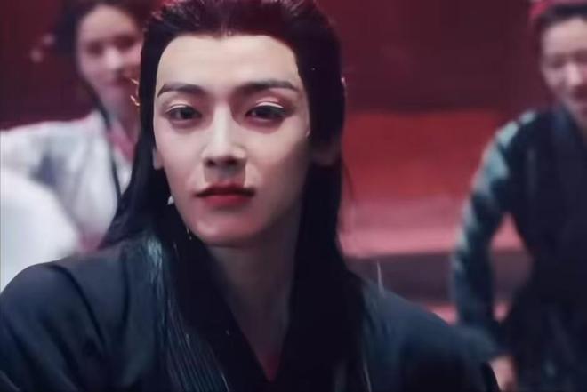 Hầu Minh Hạo bị chê trang điểm đậm