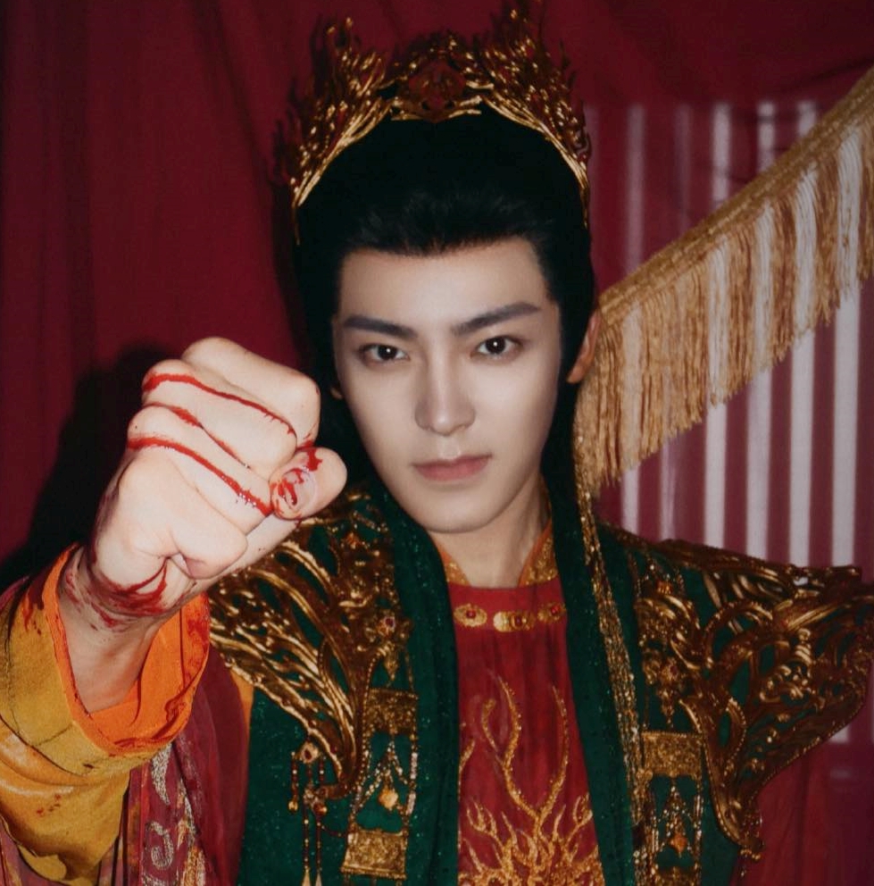 Do giảm cân quá nhiều, gương mặt Hầu Minh Hạo dài và hai má hóp lại