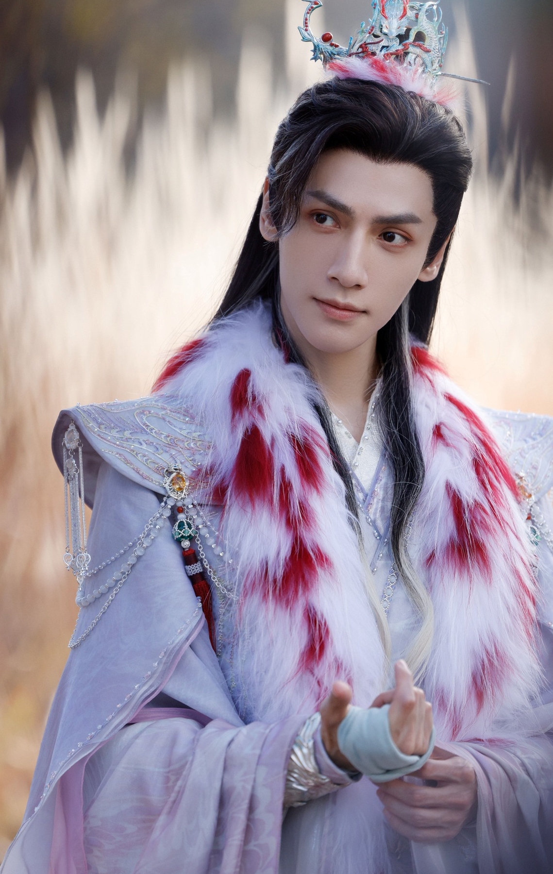 Trong Thủy Long Ngâm, trang phục của La Vân Hi rất lòe loẹt