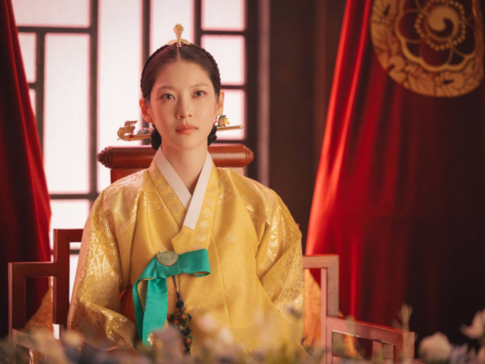 Gong Seung Yeon gây ấn tượng với vai Đại phi Yoon Yi Rang trong Perfect Crown. 