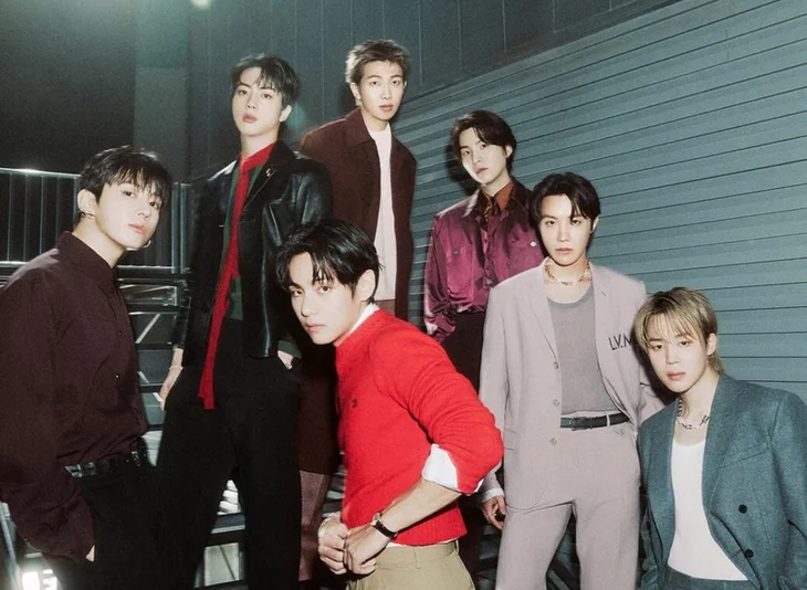 Công thức chung là V mặc đồ đỏ nổi bật, đứng giữa, chiếm trọn spotlight. Ảnh: X