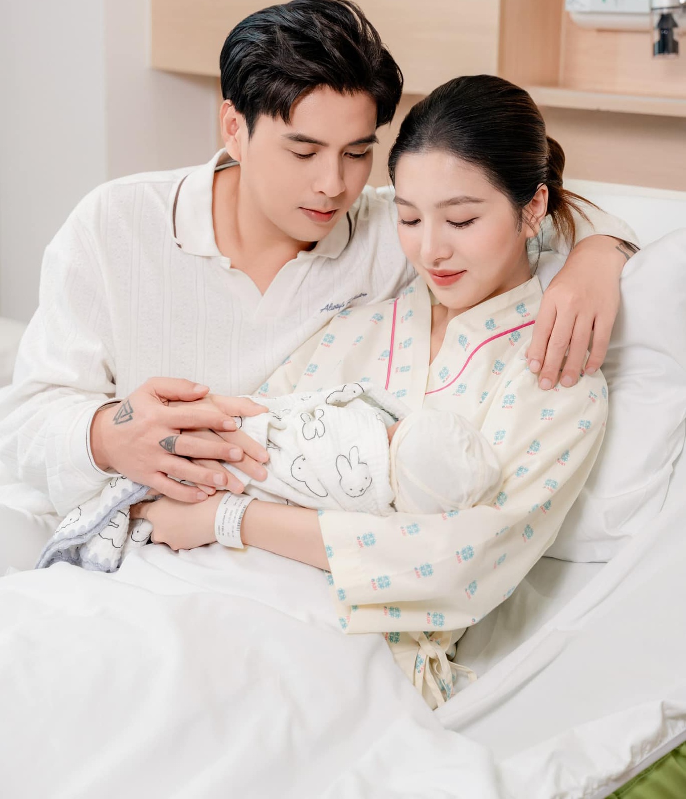   Khoảng 1 năm trước, vợ chồng Hồ Quang Hiếu hạnh phúc chào đón con trai đầu lòng. Ảnh: FBNV  