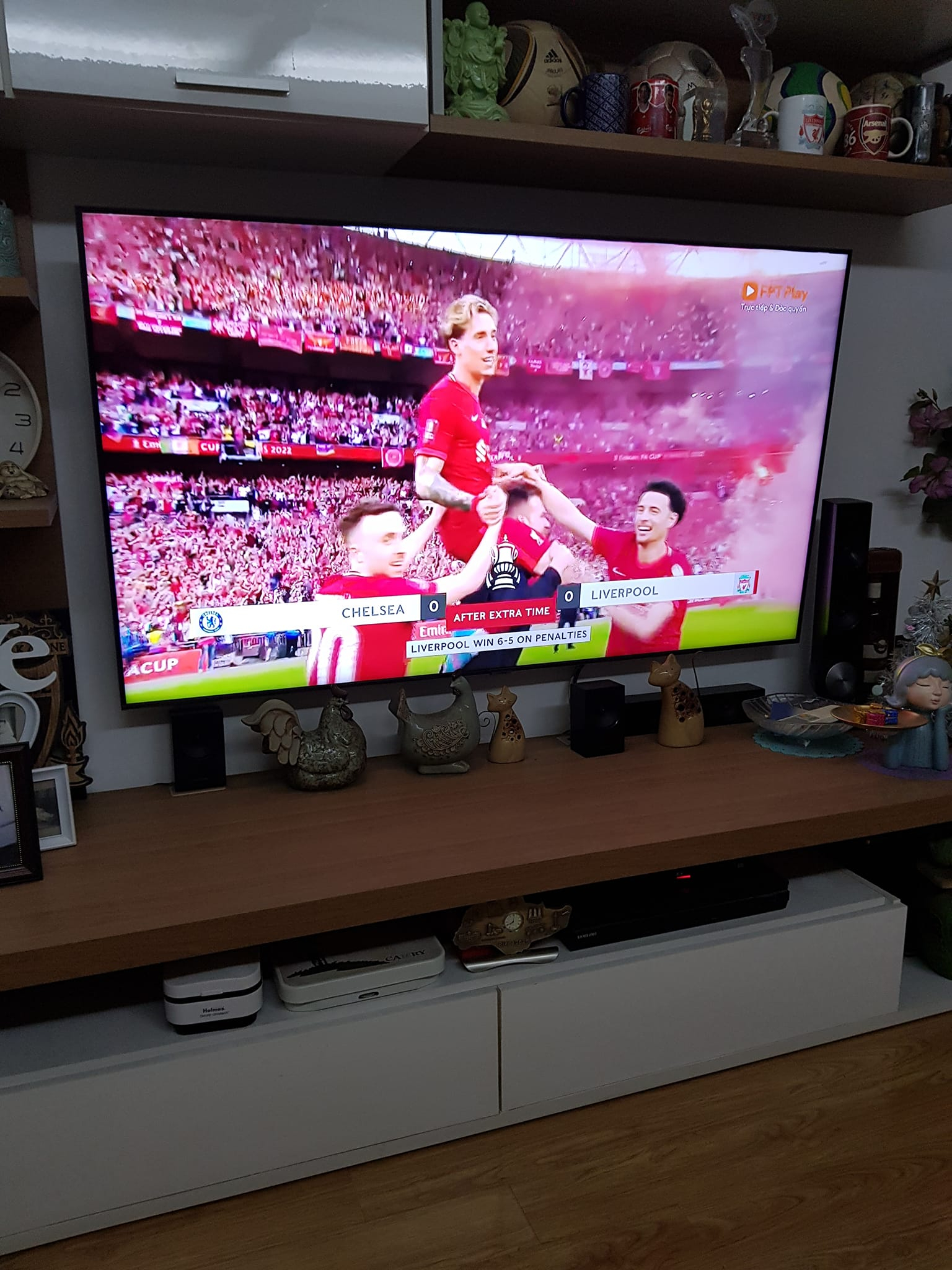 Kệ tivi và trưng bày đồ trang trí trong nhà